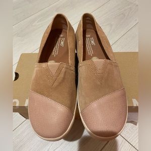 TOM’s Womens slip on sneakers, NEVER WORN. Size 8, blush colored